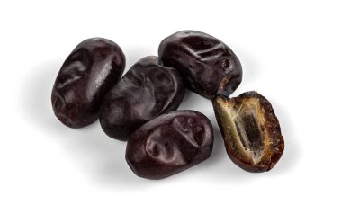 Bir kaç kurutulmuş tarih, bir buçuk. Seçici odaklanma. Beyaz arkaplanda izole.