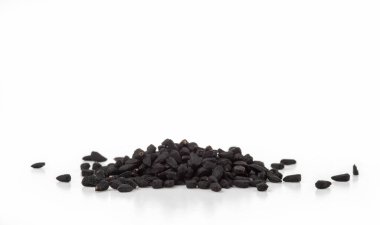 Bir avuç dolusu siyah kimyon tohumu. Beyaz arkaplanda izole.