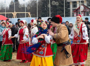Kyiv, Ukrayna - 26 Şubat 2017: Maslenitsa, Shrovetide, şehirde kutlaması. Geleneksel danslar ve halk kostümleriyle oyunlar.
