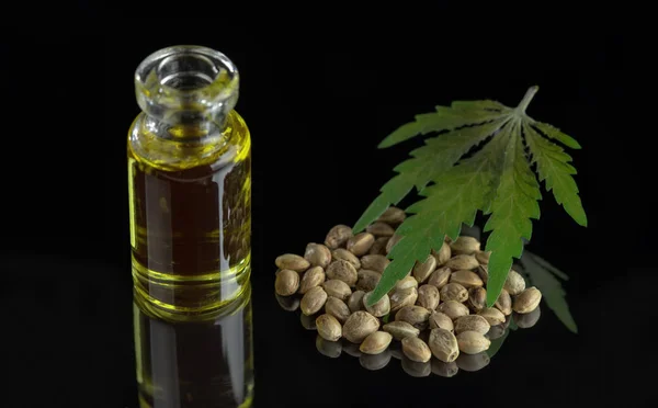 Hanföl Einem Glasfläschchen Mit Cannabis Samen Und Marihuana Blatt Auf — Stockfoto