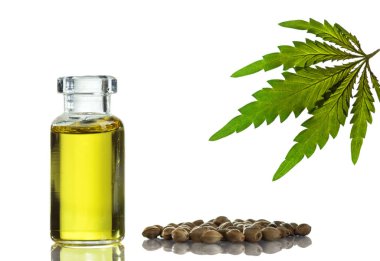 Cam şişede kenevir tohumu ve marihuana yaprağıyla kenevir yağı. Beyaz arkaplanda izole.