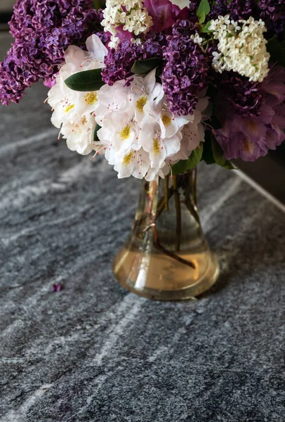 Bouquet Fleurs Printanières Dans Vase Verre Sur Fond Table Granit — Photo