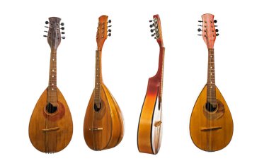 Dikey olarak dizilmiş dört farklı mandolin. Beyaz bir arkaplanda izole edilmiş. 