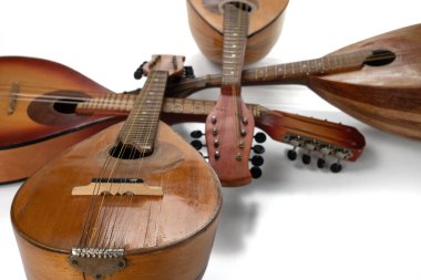 Beyaz arka planda izole edilmiş dört farklı retro mandolin. Seçici odak.