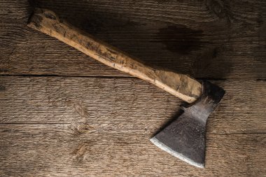 Kaba ahşap bir arka planda ahşap bir haft ile eski balta.