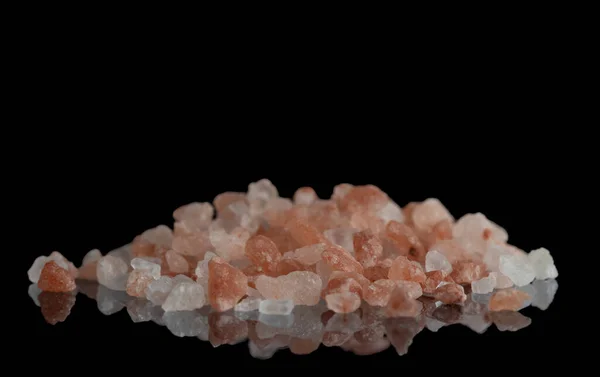 Kristallen Van Roze Himalaya Zout Een Zwart Spiegeloppervlak Selectieve Focus — Stockfoto