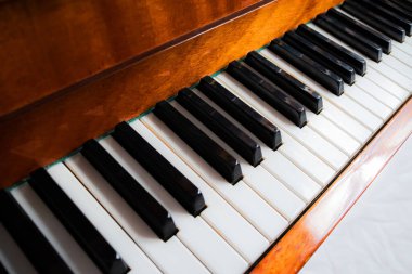 Seçici odaklı ve bulanık arkaplanı olan piyano klavyesi.