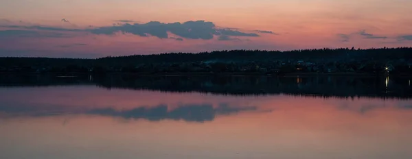 Dorp Aan Het Meer Bij Zonsondergang Panoramisch Avondlandschap Met Een — Stockfoto