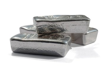 Beyaz arkaplanda izole edilmiş birkaç değerli ya da pgm metali külçesi.