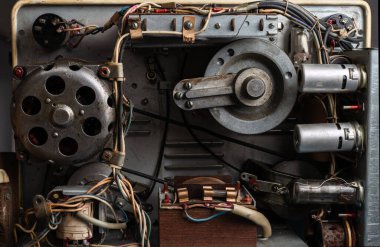 Vakum tüpleri, trafo, elektrik motoru ve diğer detaylarla dolu eski bir teyp kayıt cihazının iç mekanizması..