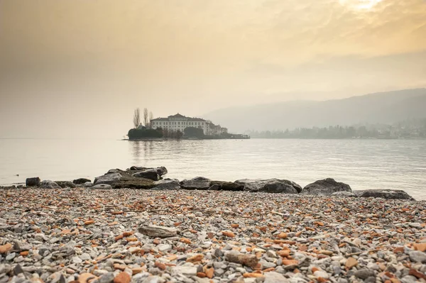 Ostrov uprostřed jezera při západu slunce — Stock fotografie