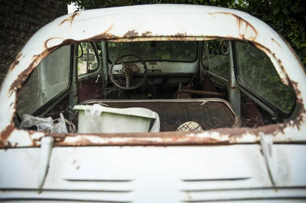 Velho Carro Abandonado Para Ser Descartado Vidro Quebrado Ferrugem — Fotografia de Stock