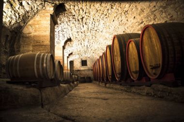 İtalyan şarap mahzeninde varil