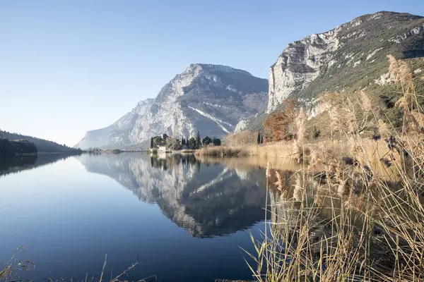 Reflektioner på sjön av slottet och bergen — Stockfoto