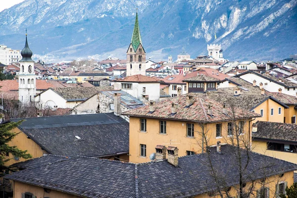 Trento, İtalya yukarıdan çatılarının üzerinden görüntülemek