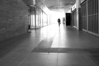 iş yerinde başlayan evrak çantalı adam