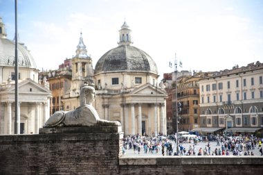 Roma'da Popolo Meydanı. Yakın çekim bir sphi heykeli