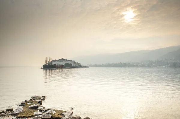 Isola del Lago Maggiore, Itália em um dia de inverno ao pôr do sol — Fotografia de Stock
