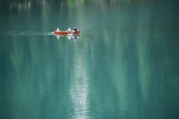 Lago Carezza em Trentino Alto Adige, Itália. Lago nos Alpes sagacidade — Fotografia de Stock