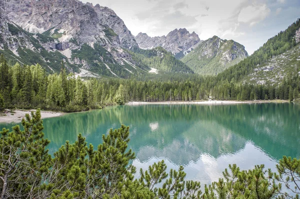 Carezza Lake i Trentino Alto Adige, Italien. Sjö i Alperna wit — Stockfoto