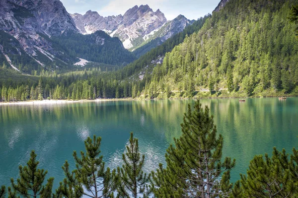 Braies sjön i Trentino Alto Adige, Italien. Sjö i Alperna wit — Stockfoto