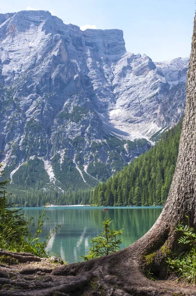 Braies sjön i Trentino Alto Adige, Italien. Sjö i Alperna wit — Stockfoto