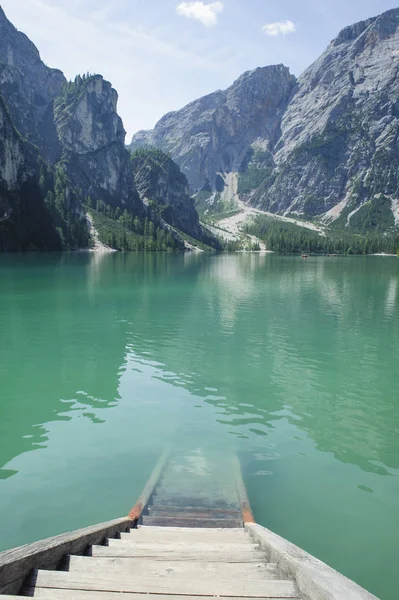 Braies sjön i Trentino Alto Adige, Italien. Sjö i Alperna wit — Stockfoto