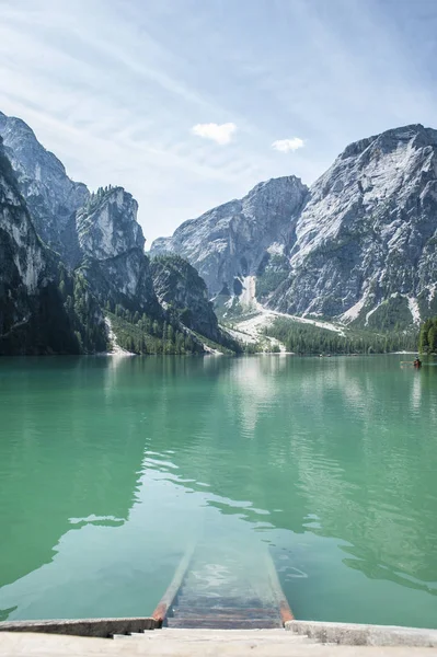 Braies sjön i Trentino Alto Adige, Italien. Sjö i Alperna wit — Stockfoto