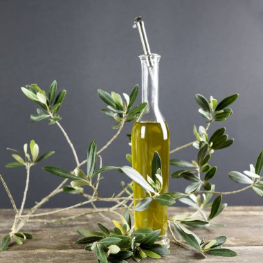 İtalyan şişe yağ zeytin dalı ile