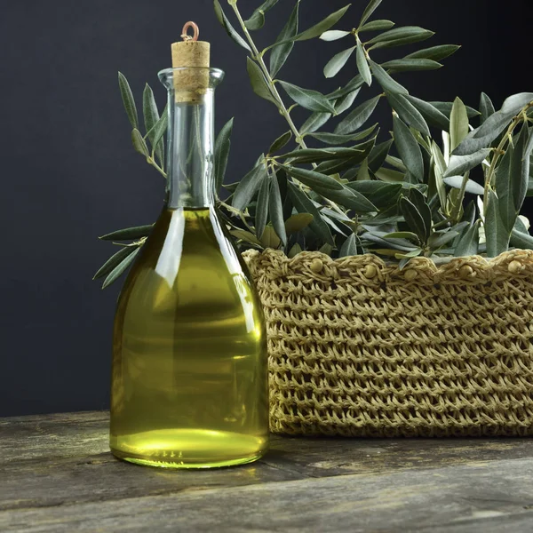 İtalyan zeytin yağı ile aromatik otlar şişelerde