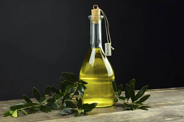 芳香性の草本とボトルのイタリアのオリーブ オイル — ストック写真