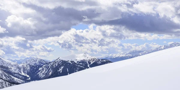 Die Gipfel der Alpen im Winter mit weichem Schnee — Stockfoto