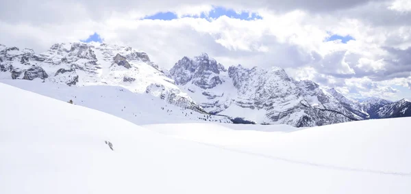 Puncak Alpen di musim dingin dengan salju lembut — Stok Foto