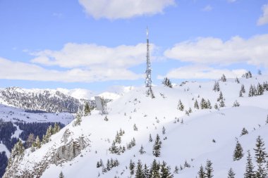 Telekomünikasyon anten karla kaplı mountai tepe üzerinde
