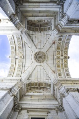 Rua Augusta arch Lizbon altından göster
