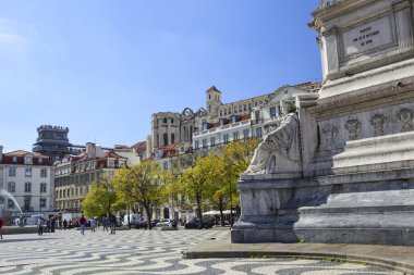 Rossio Meydanı Lisbon. Peter IV po heykelinin taş Bankası