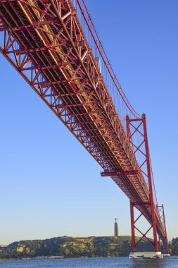 Lizbon Tago Nehri üzerinde 25 Nisan köprü