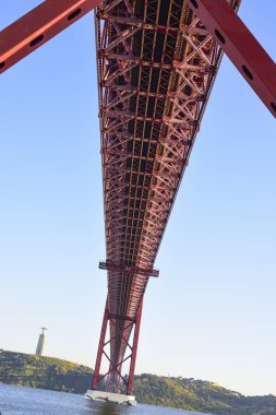 Lizbon Tago Nehri üzerinde 25 Nisan köprü