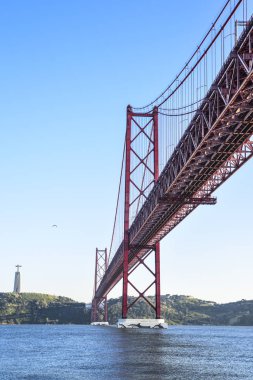 Lizbon Tago Nehri üzerinde 25 Nisan köprü