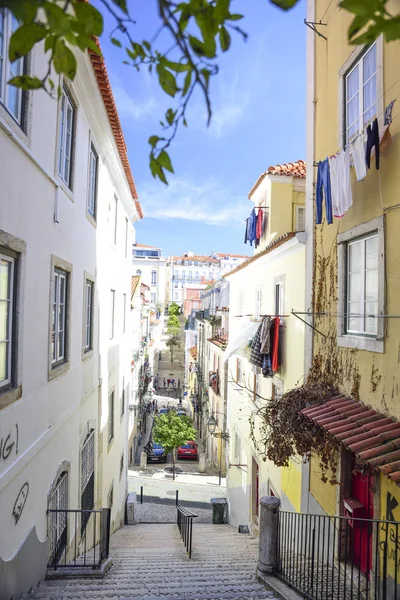 Alley in hoge barrio in Lissabon — Stockfoto