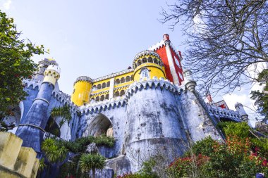 renkli Pena Sarayı ve kendi bahçelerinde Sintra, Lizbon