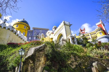 renkli Pena Sarayı ve kendi bahçelerinde Sintra, Lizbon