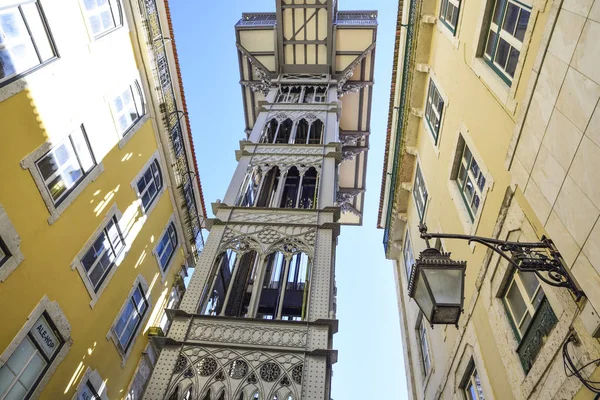 Elevador de santa Justa w Lizbonie, w Portugalii, widziany od dołu — Zdjęcie stockowe