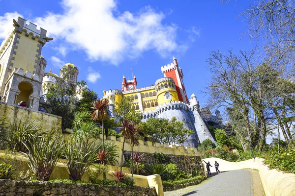 El colorido palacio de Pena y sus jardines en Sintra, Lisboa —  Fotos de Stock