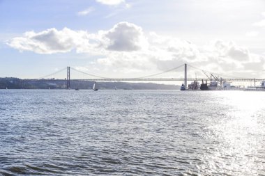 Lizbon Tago Nehri üzerinde 25 Nisan köprü