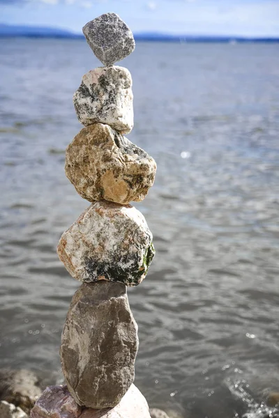 Byggandet av stenar vid havet — Stockfoto