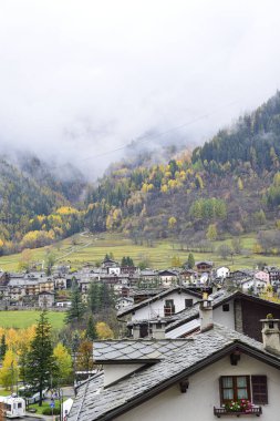 Dağların altındaki Courmayeur manzarası. Alpler, İtalya