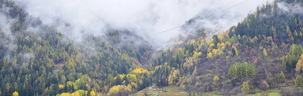 Utsikt över Courmayeur under bergen. Alperna, Italien — Stockfoto