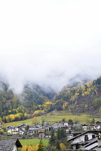 山下的库马约尔景观。 意大利阿尔卑斯山 — 图库照片