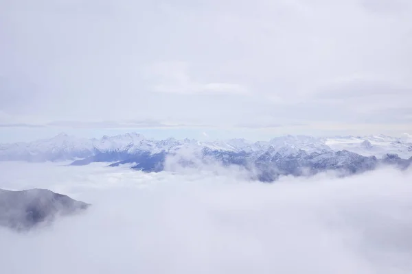 Mont blanc. Luftaufnahme der von Wolken umgebenen Alpen. — Stockfoto